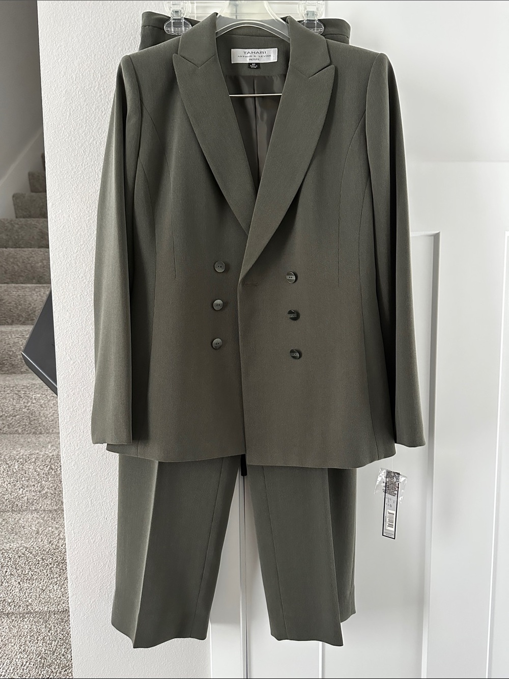 Tahari Arthur S. Levine 4P Double-Breasted Olive Women's 2-piece pant suit - Picture 7 of 11